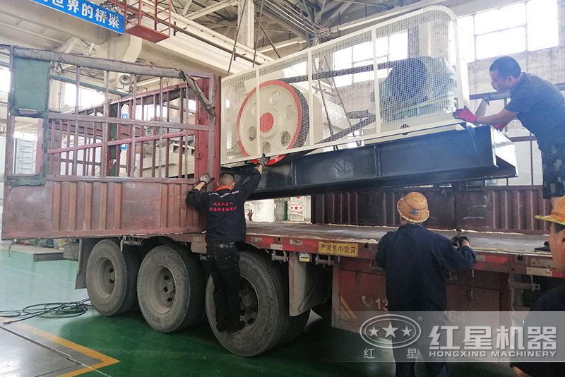 红星机器小型液压对辊破车间直接发货